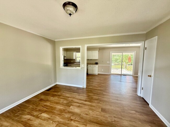 Building Photo - Three bedroom, 1.5 bath house in Elon