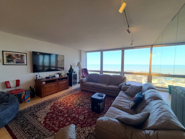 Foto del edificio - 2400 N Lakeview Ave