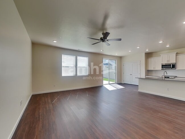 Foto del edificio - 1544 N Garnet Creek Ave