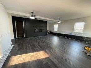 Building Photo - 910 Clearmont Dr