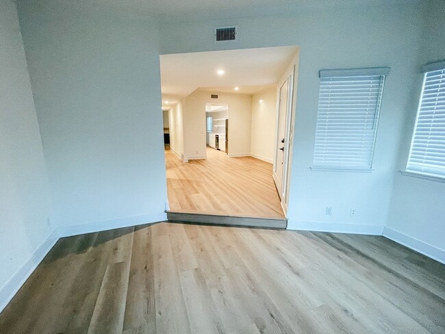 Building Photo - 204 18th St