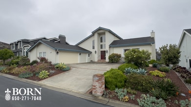 Building Photo - 32 Fairway Pl