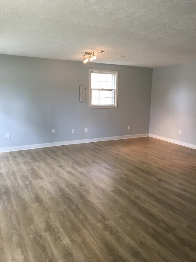 Foto del edificio - 3 bedroom, 1 bath home in Bordeaux, 15 min...