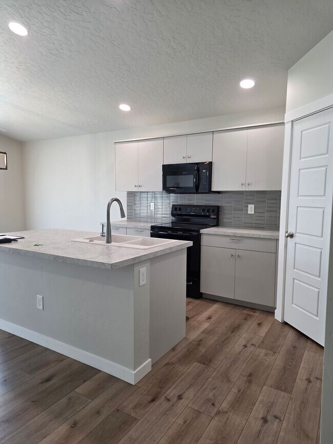 Building Photo - Like new 4 Bedroom Home