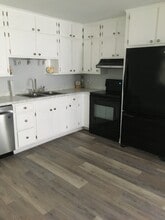 Building Photo - 403 E Maple St