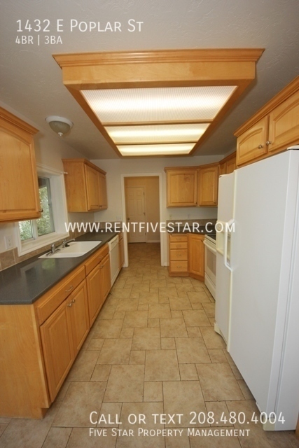 Foto del edificio - 4 Bedroom 2.5 Bathroom Townhome With a Gar...