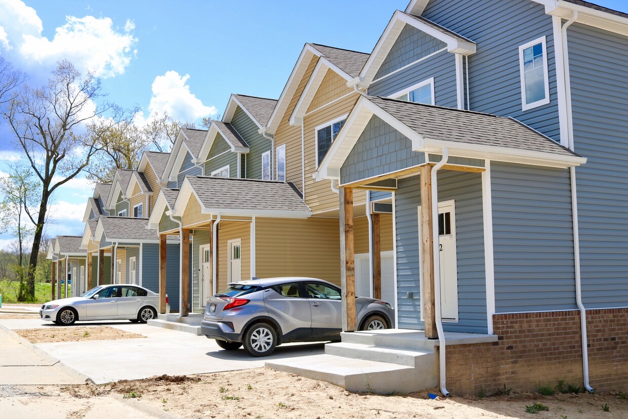 Primary Photo - 6 Honey Locust Ln