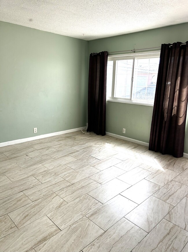 Building Photo - 10832 Mansel Ave