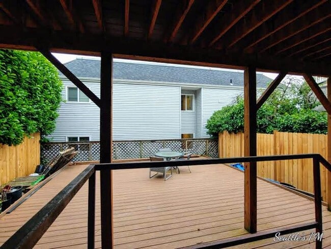 Building Photo - Oversized Private Patio and Parking on Que...