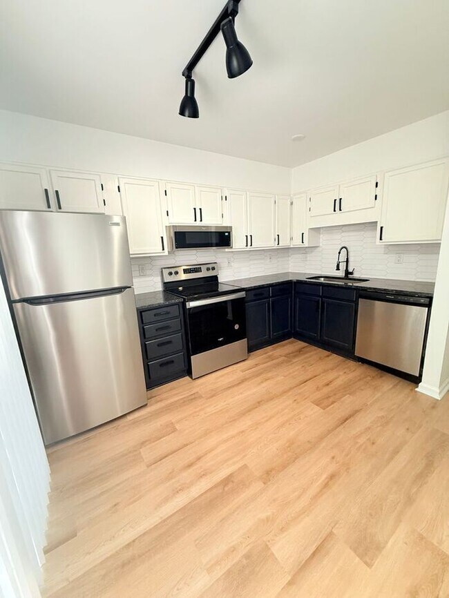 Building Photo - Perfectly sized 2 bedroom 1 bath