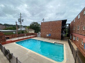 Building Photo - 2990 Rhodes Cir S