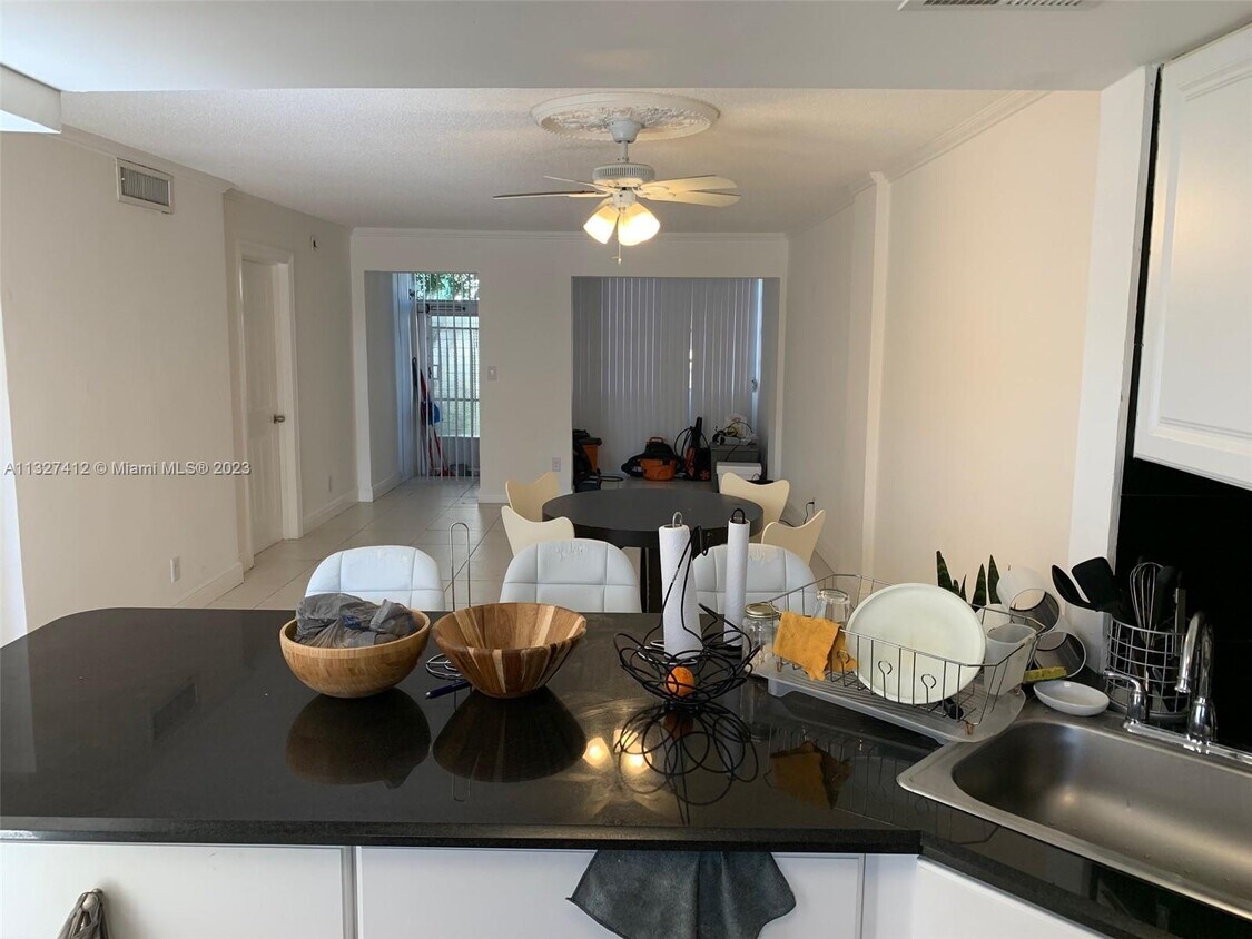Primary Photo - 1333 E Hallandale Beach Blvd