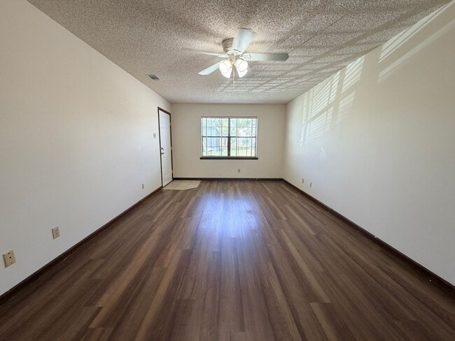 Building Photo - 2 Bedroom/1 Bath Remerton Duplex