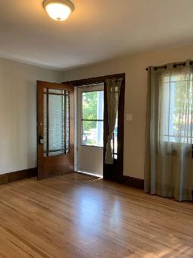 Building Photo - STUDENTS WELCOME! Adorable Single-Family Home in Historic Old Town