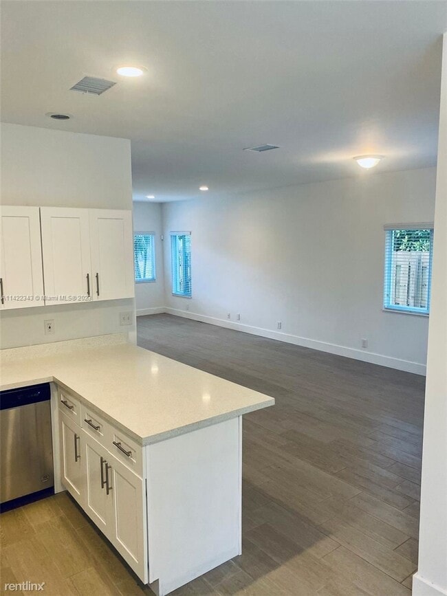 Building Photo - 3 br, 2.5 bath Townhome - 2208 SW 3rd Ave # B