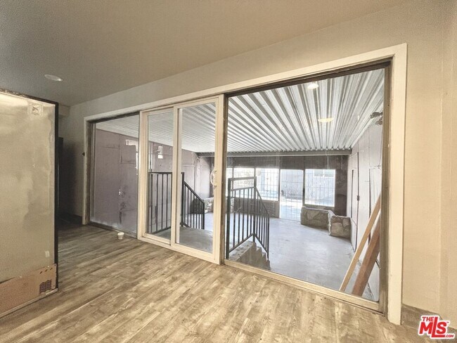 Foto del edificio - 1196 W 36th St