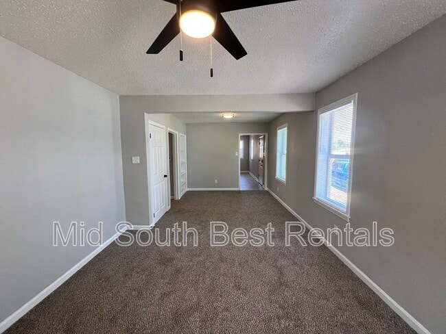 Building Photo - 176 E Fernwood Ave