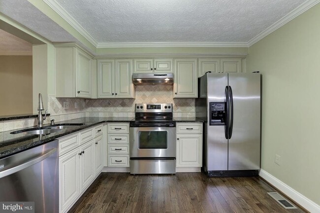 Foto del edificio - 7118 Eden Brook Dr