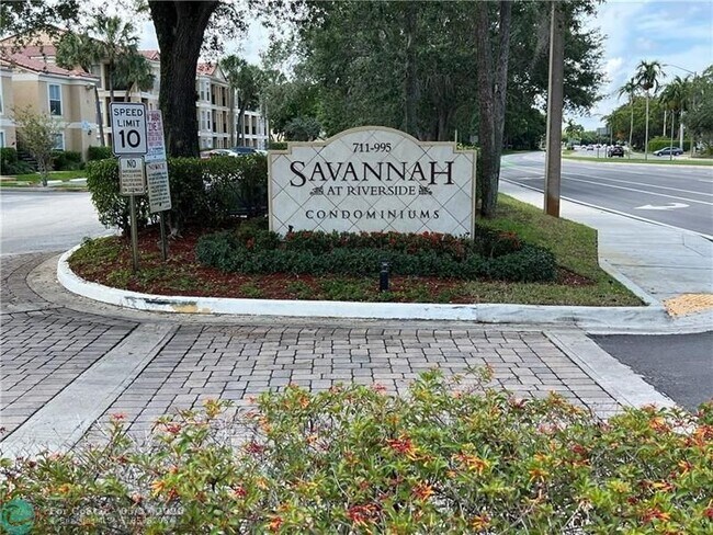 Foto del edificio - 875 Riverside Dr