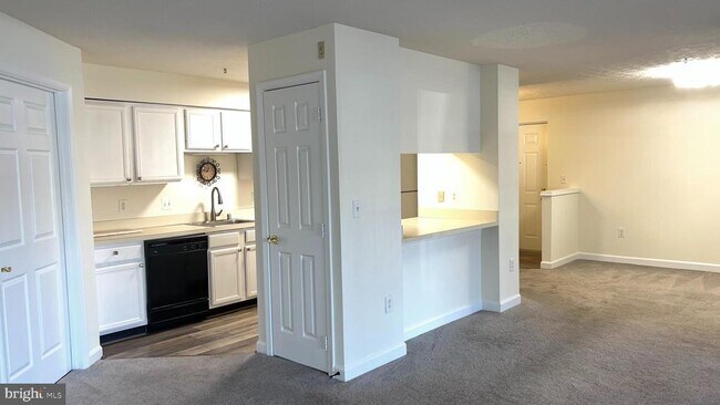 Foto del edificio - 625 Admiral Dr