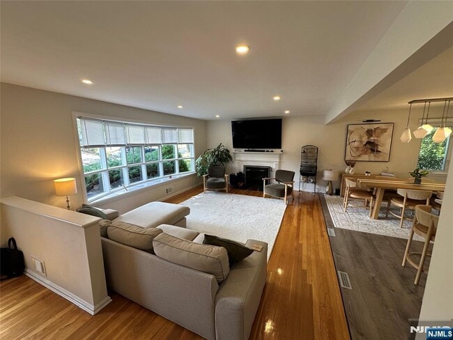 Building Photo - 339 Durie Ave