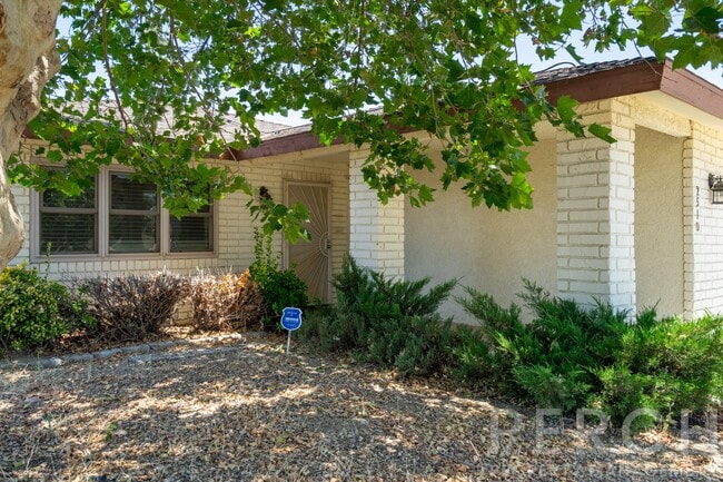 Building Photo - 2510 E Devonshire Ave