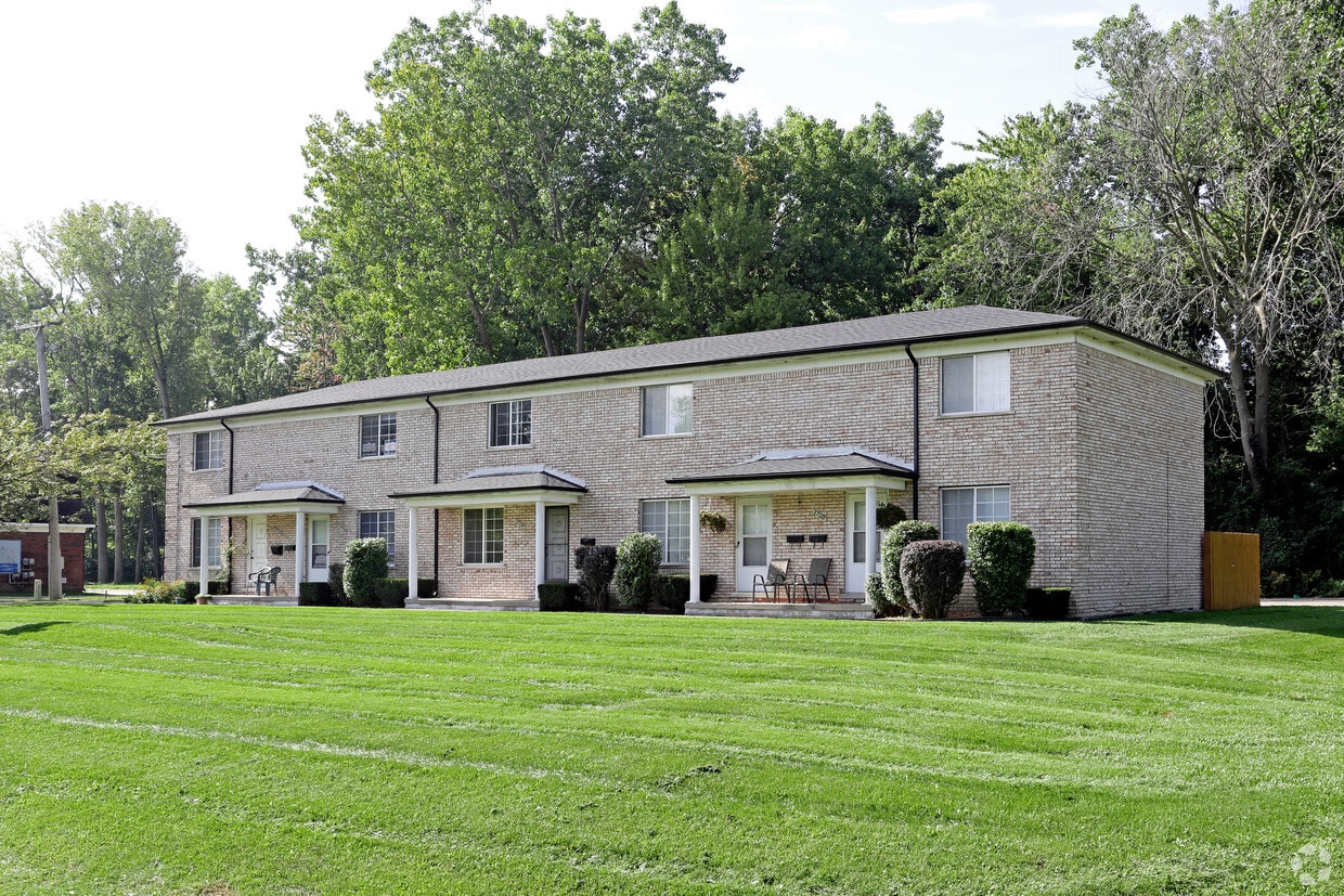 Lake View Manor Apartments in Harrison Township, MI