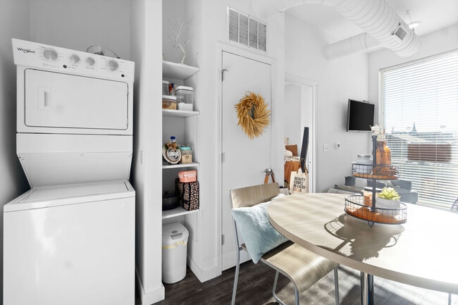 Building Photo - MAIN608