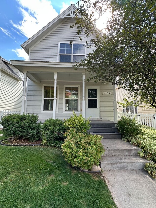 Primary Photo - 2 Bedroom 2.5 Bath with 2 Car Garage