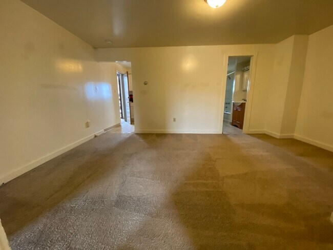 Foto del edificio - Stunning Two Bedroom Apartment with Ample ...