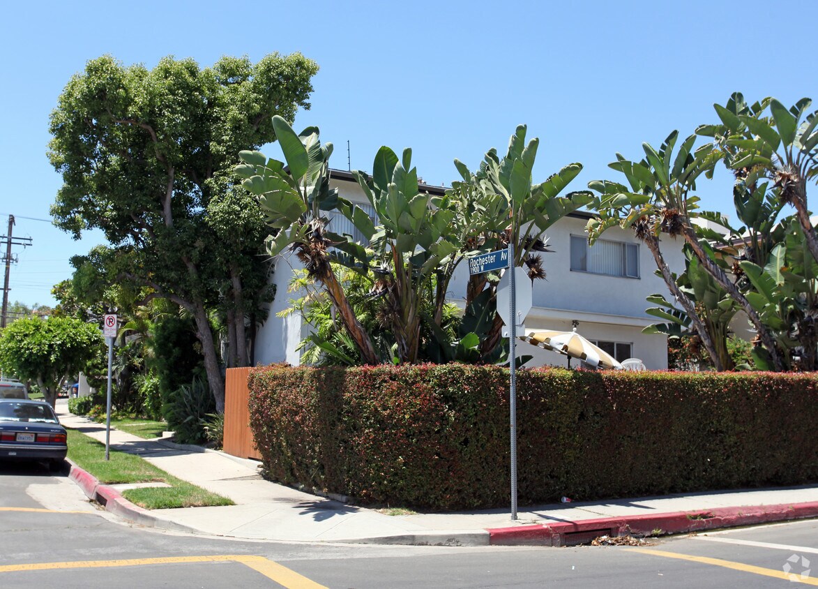 Foto principal - 11953 Rochester Ave
