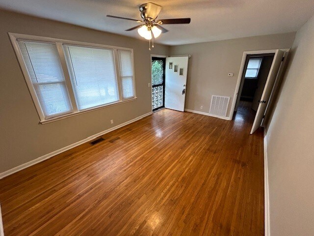 Building Photo - 1918 Pinehurst Dr