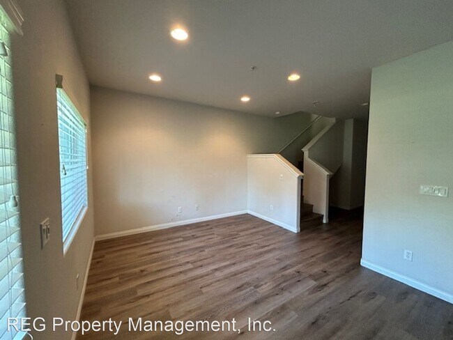 Building Photo - 3 br, 2.5 bath House - 824 Lawrence Drive