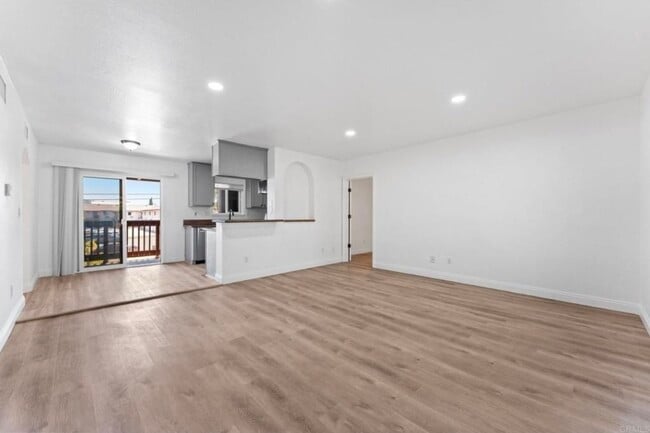 Building Photo - 1000 Estes St