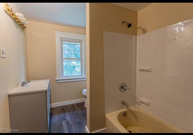 Baño completo en el segundo piso - 29 Rebecca Ave