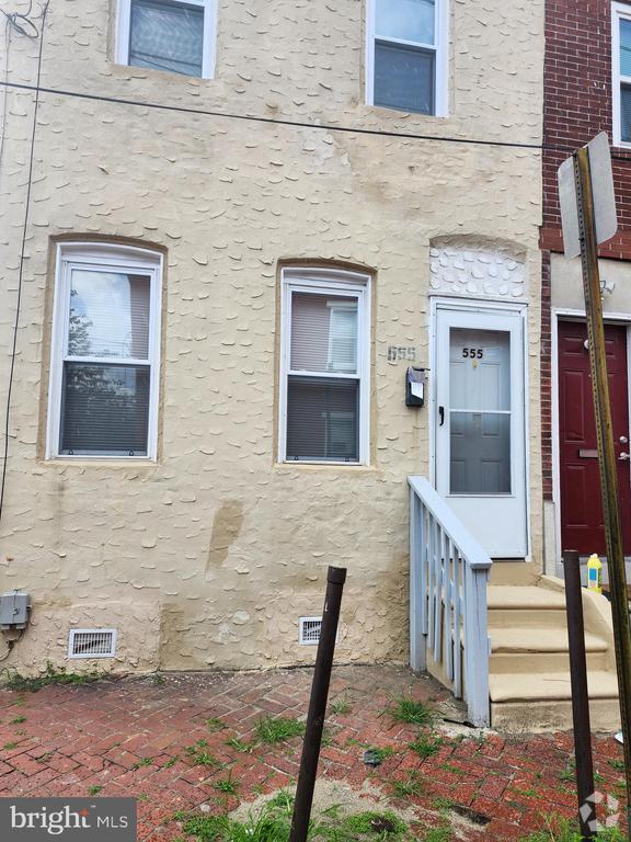 Building Photo - 555 Roberts St
