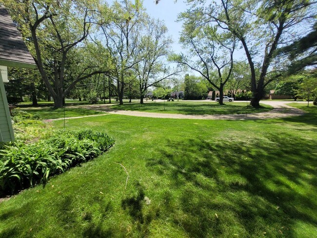 Foto del edificio - 370 W Square Lake Rd