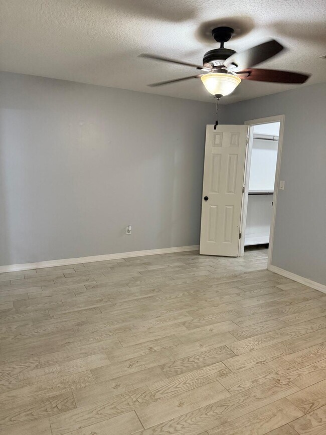 Building Photo - 1077 Fernlea Dr