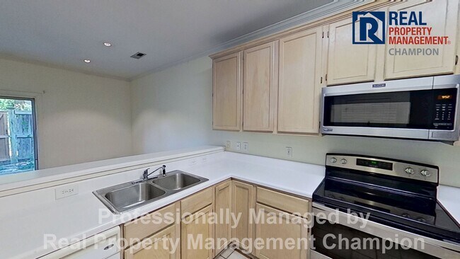 Foto del edificio - Adorable 2 BD Townhome with Private Patio