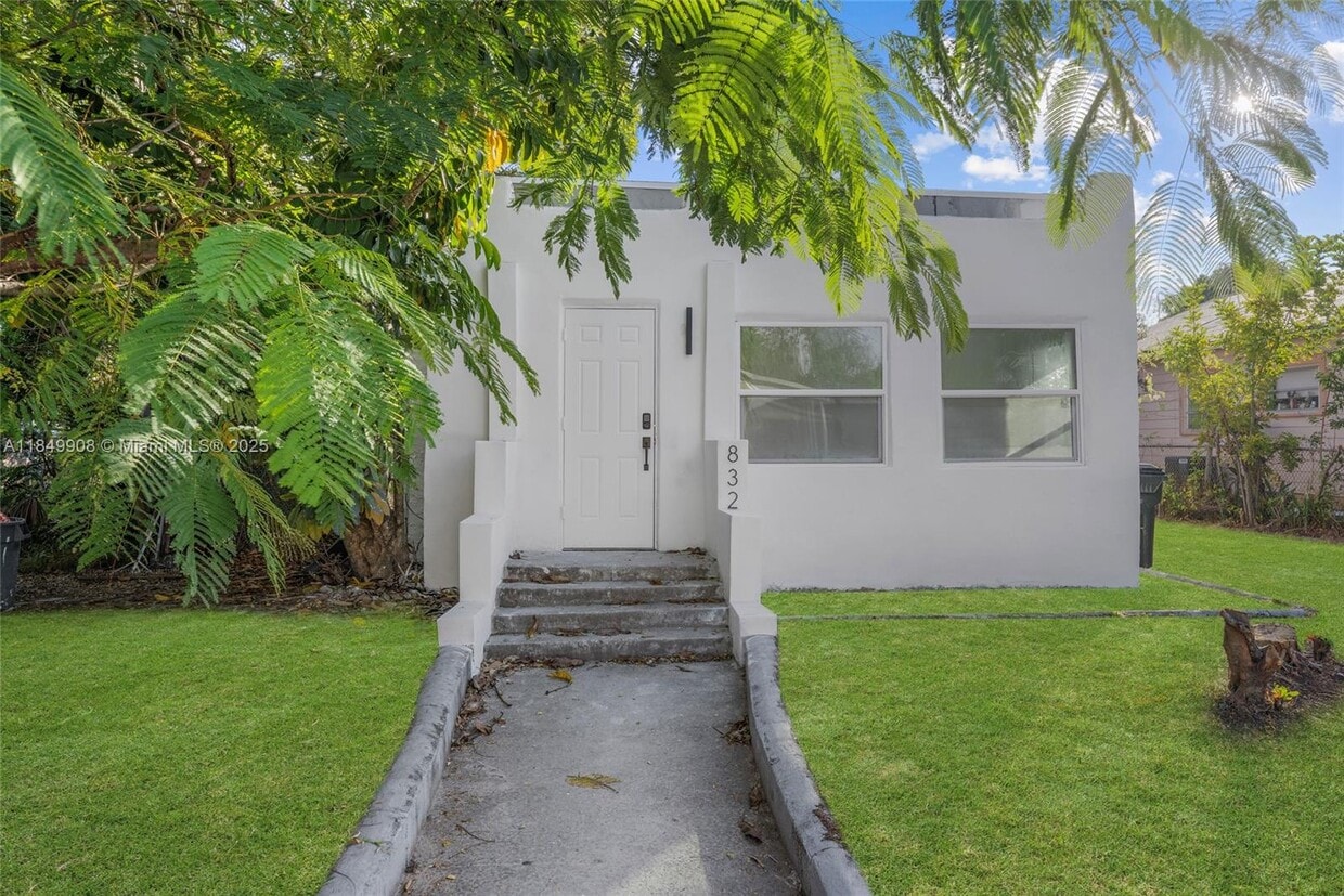 Foto principal - 832 N C St