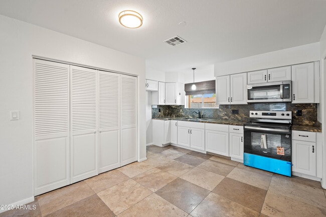 Building Photo - 2946 W Villa Maria Dr