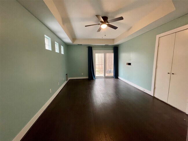 Foto del edificio - 5901 Fairdale Ln