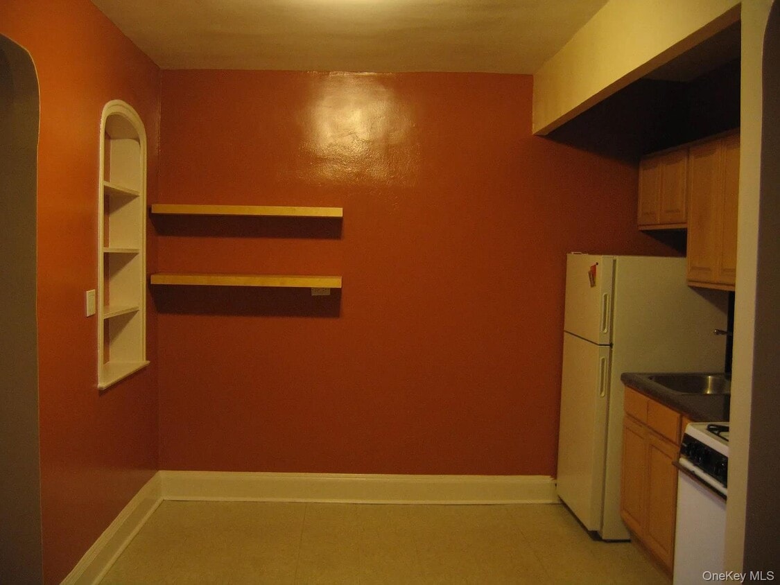 Primary Photo - 221 E 18th St