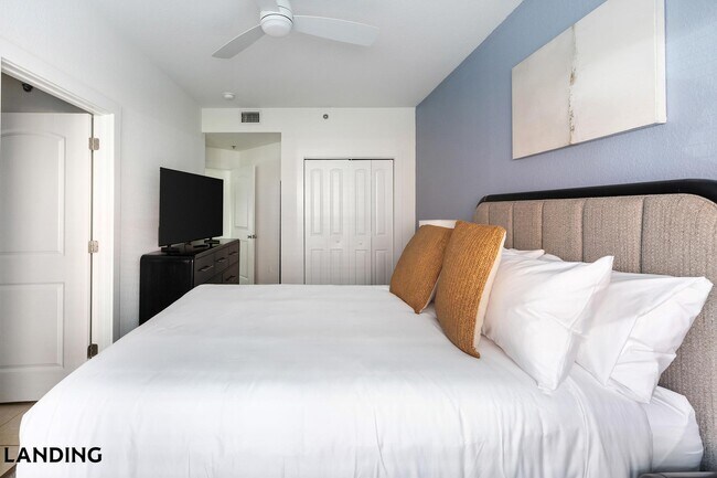 Building Photo - 20050 Oak Rd E