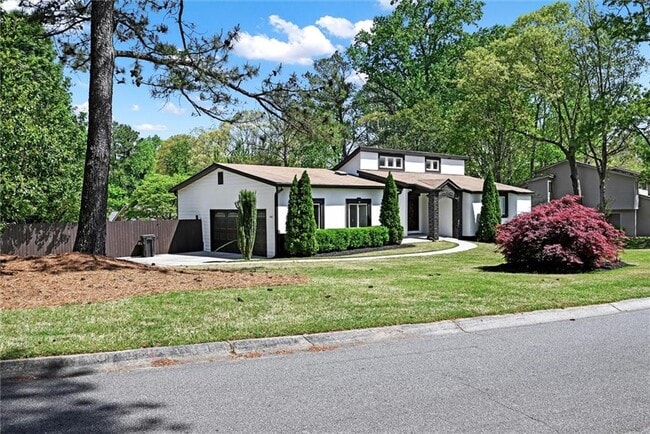 Building Photo - 910 Muirfield Dr NE