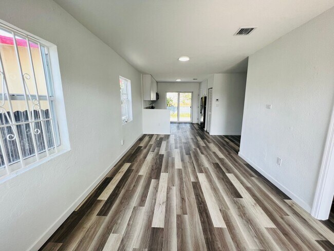 Foto del edificio - Fabulous Renovation! Gorgeous Three Bedroom and One Bath Home!