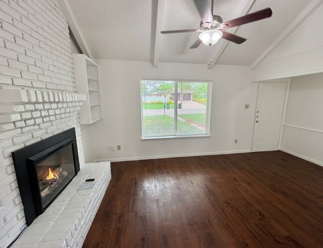 Foto del edificio - AVAILABLE NOW!