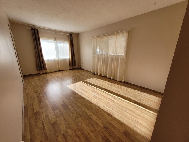 Photo du bâtiment - 11232-11105 105 Ave