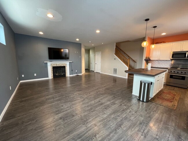 Foto del edificio - Quiet 3 Bed/2.5 Bath Home With Fenced Back...