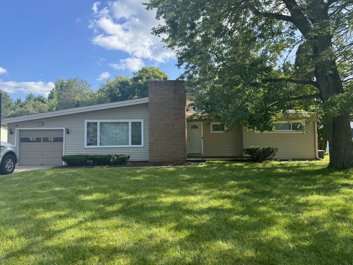 Foto principal - 1909 Haslett Rd